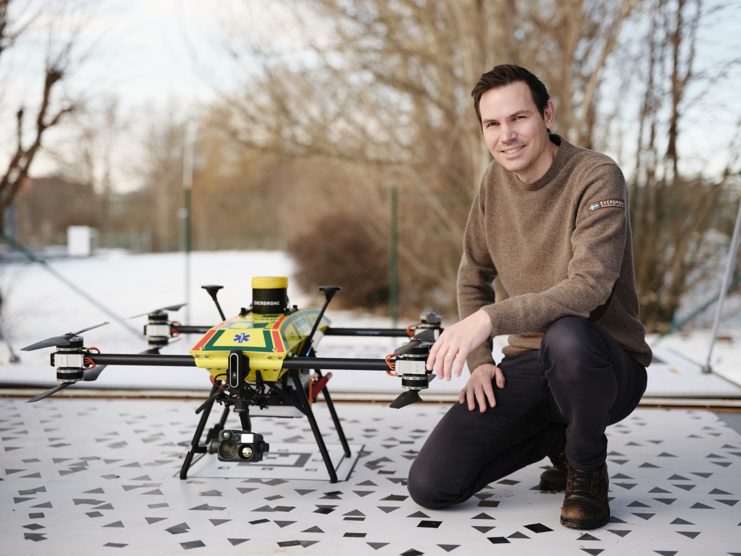 Everdrone CEO Mats Sällström with an E3 aircraft in the company’s March 30 source article. Not footage of an emergency response or clinical trial.